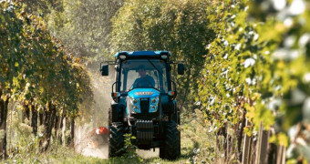 Солис трактор за тесни междуредия