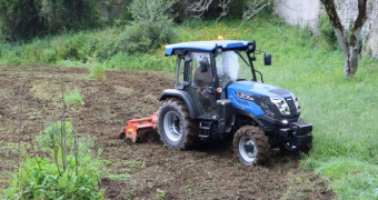 Солис трактор с прикачен инвентар