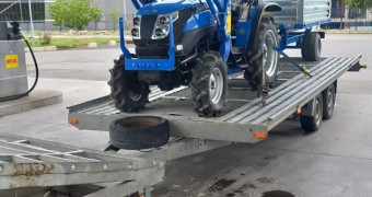 Доставка на  Солис трактор с челен товарач